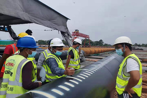 孟加拉港钢管桩涂料雨天施工质量不受影响